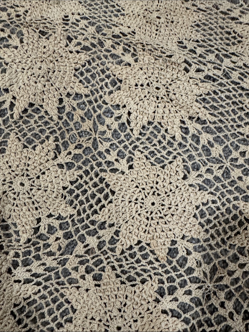 Vintage Crochet tablecloth please look at photos - Picture 8 of 9